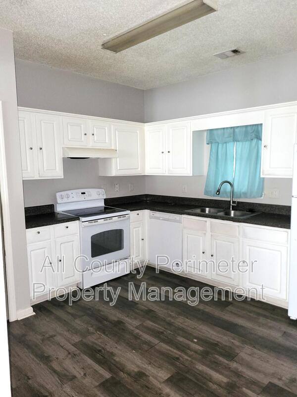 Townhouse for rent at 7620 Creekside Lane, Riverdale, GA 30296