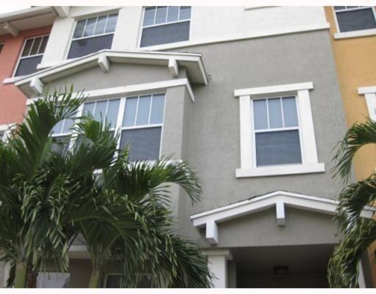 Townhouse for rent at 590 Amador Lane #4, West Palm Beach, FL 33401