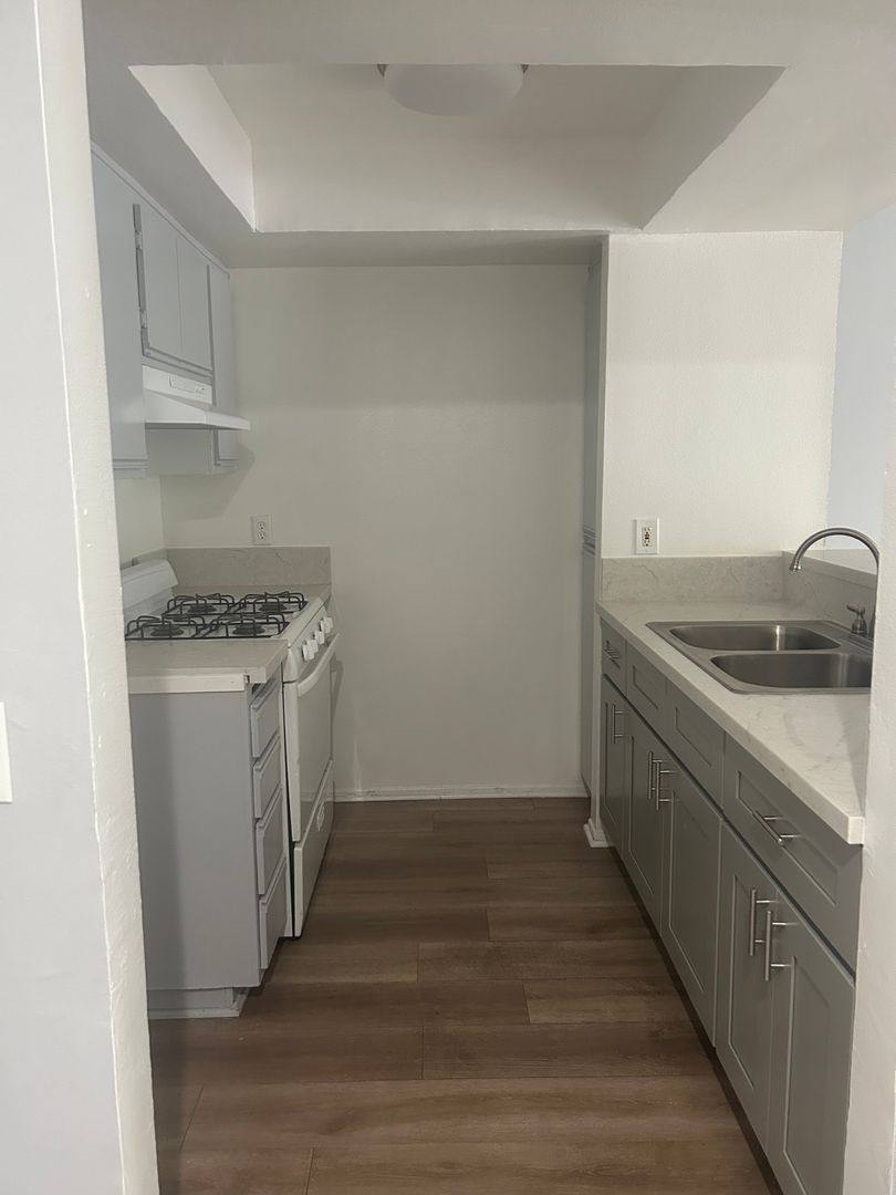 Apartment for rent at 1045 S Ardmore Ave, Los Angeles, CA 90006