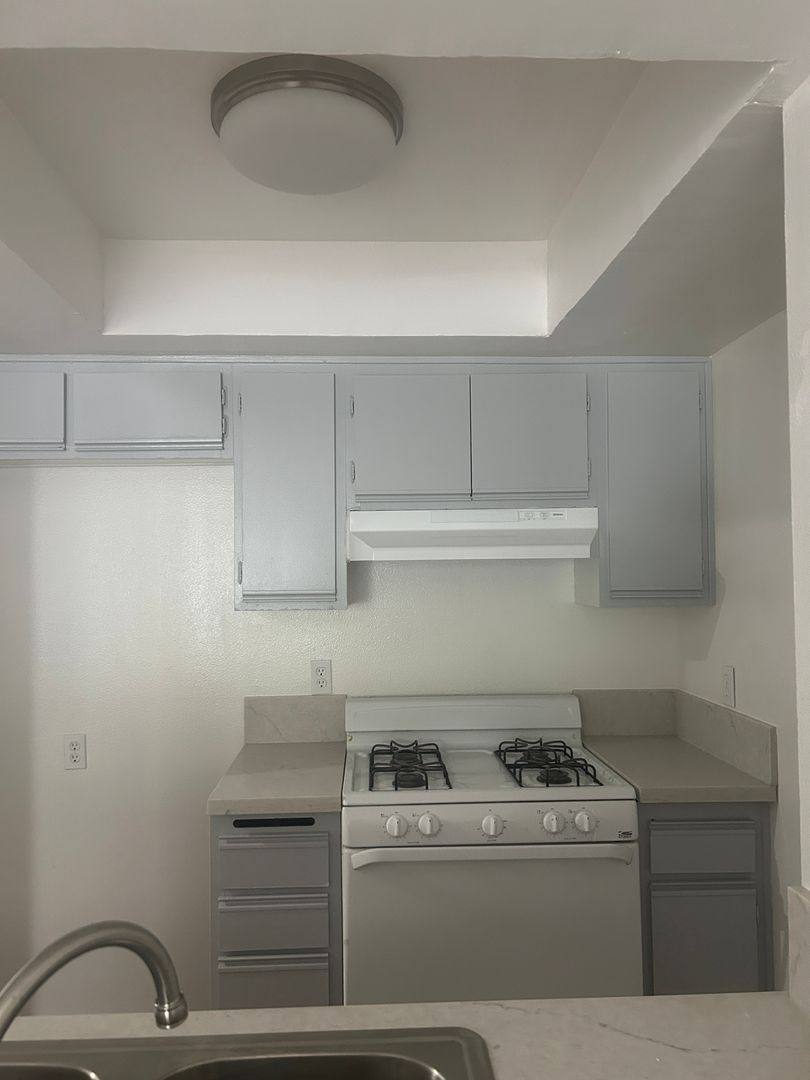 Apartment for rent at 1045 S Ardmore Ave, Los Angeles, CA 90006
