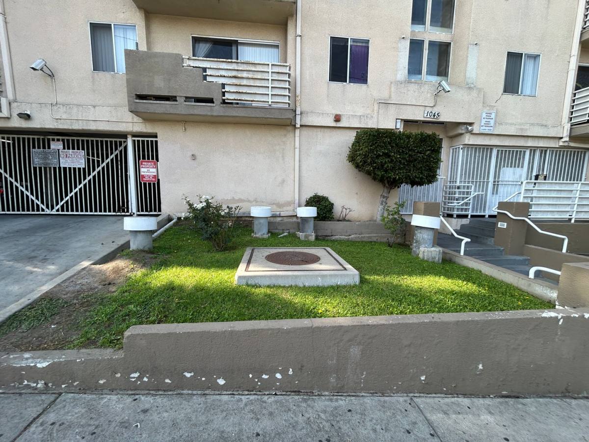 Apartment for rent at 1045 S Ardmore Ave, Los Angeles, CA 90006