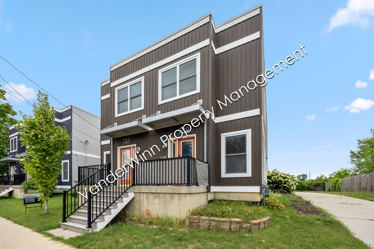 Townhouse for rent at 739 Bates St SE, Grand Rapids, MI 49503