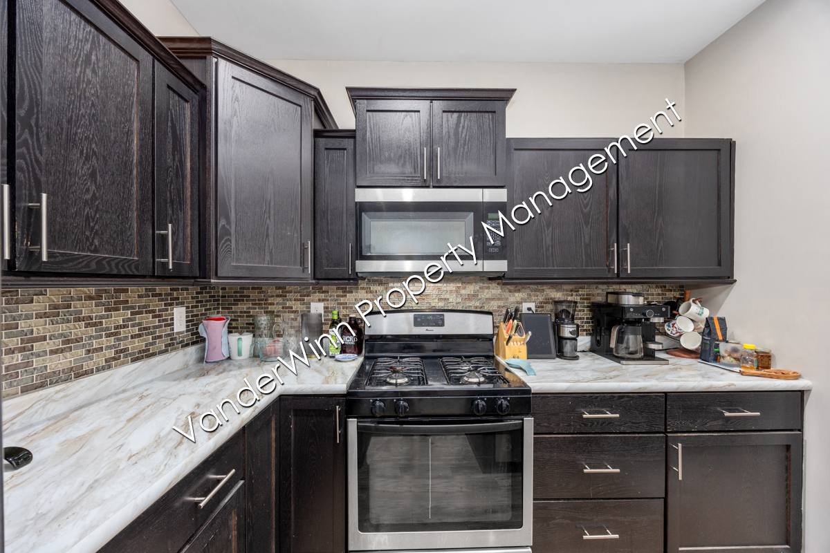 Townhouse for rent at 739 Bates St SE, Grand Rapids, MI 49503