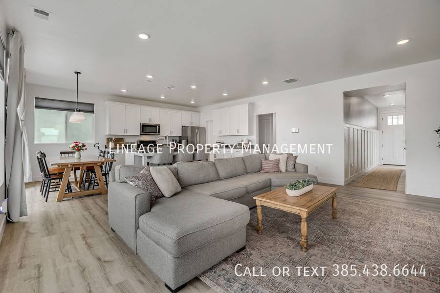 House for rent at 3056 S Shoreline Dr, Syracuse, UT 84075