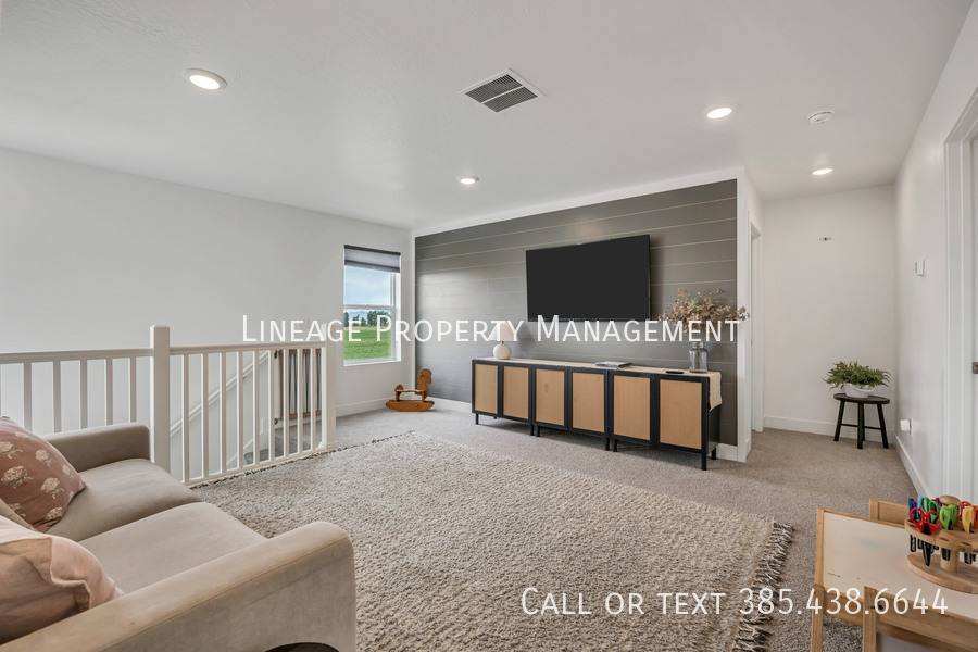 House for rent at 3056 S Shoreline Dr, Syracuse, UT 84075