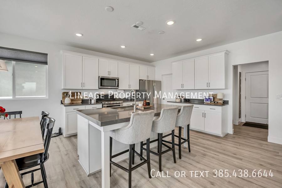 House for rent at 3056 S Shoreline Dr, Syracuse, UT 84075