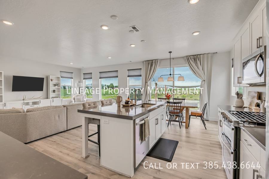 House for rent at 3056 S Shoreline Dr, Syracuse, UT 84075