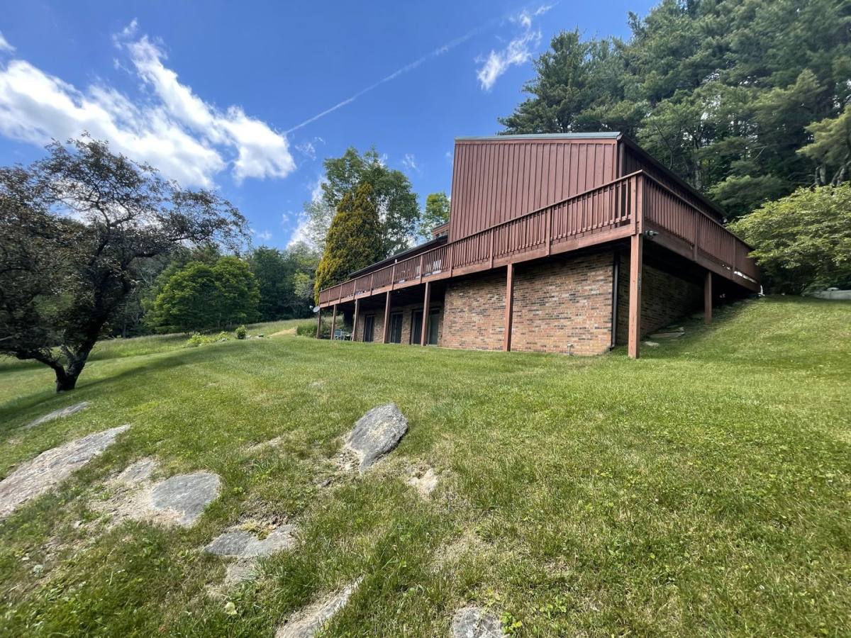 Apartment for rent at 593-B Pinnacle Dr, Boone, NC 28607