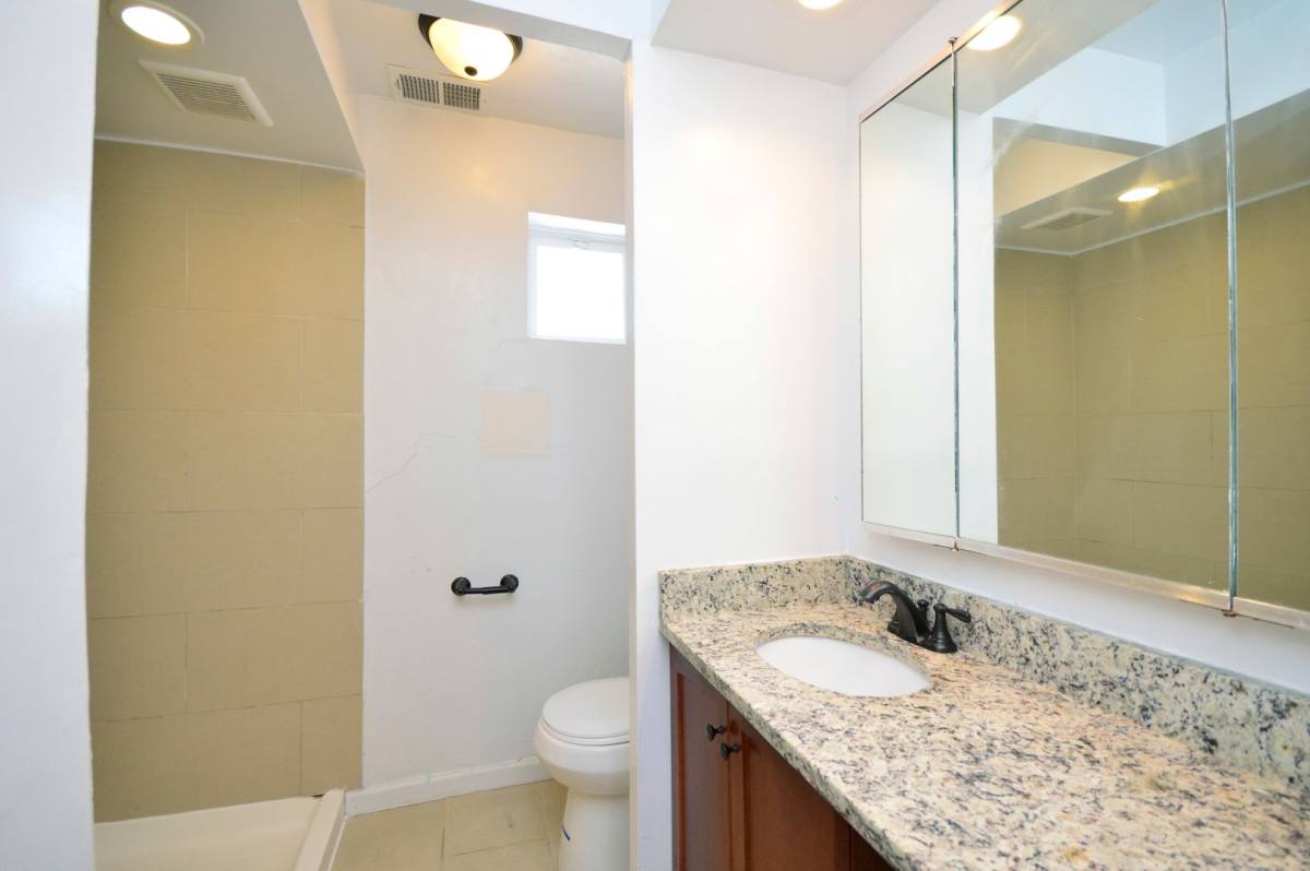 Apartment for rent at 888 W Lill Ave #2F, Chicago, IL 60614