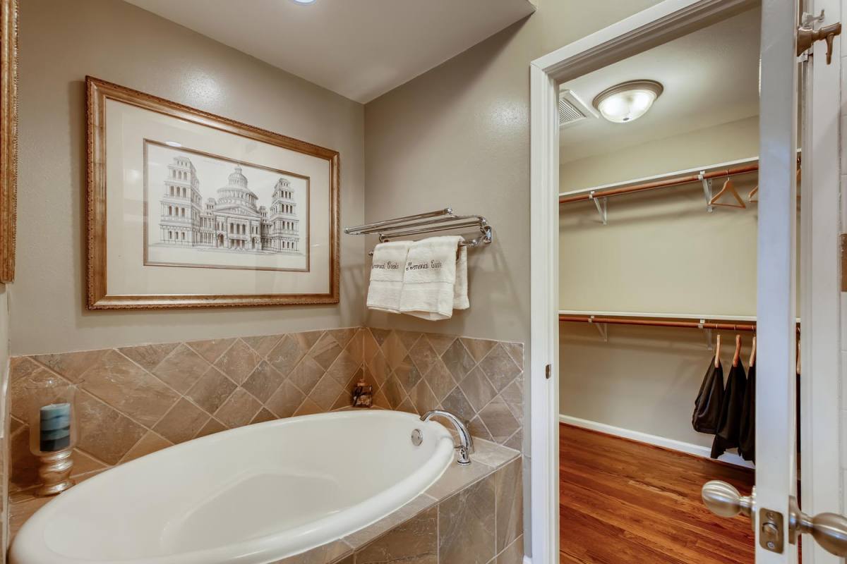 Apartment for rent at 10220 Memorial Dr #MLCE, Houston, TX 77024