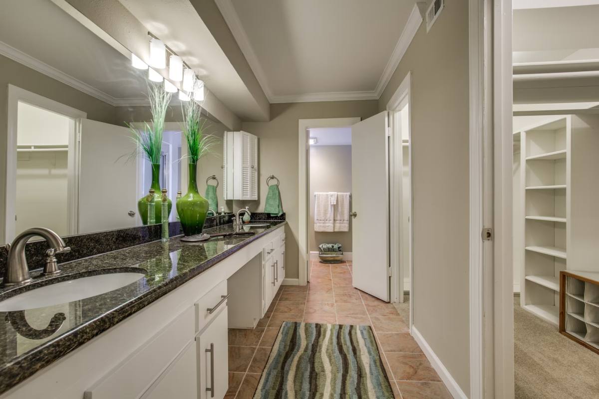 Apartment for rent at 10220 Memorial Dr #MLCE, Houston, TX 77024