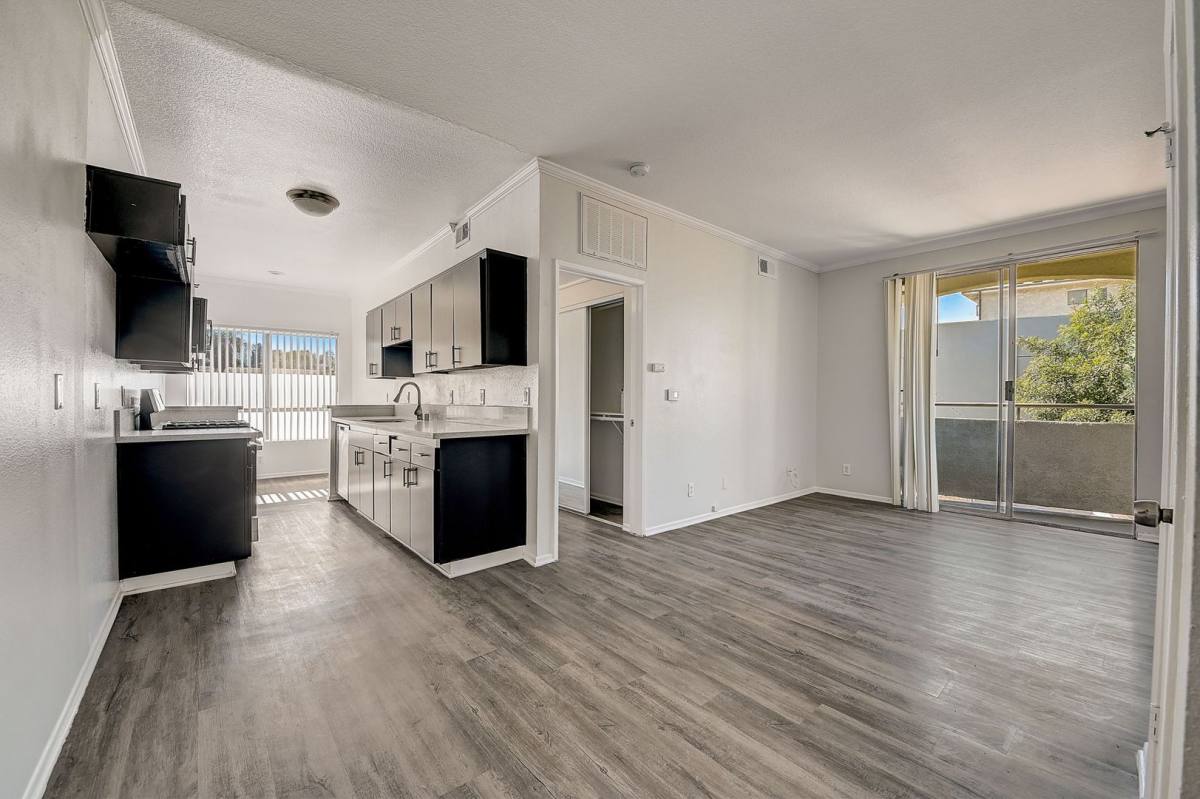 Apartment for rent at 14900 Moorpark St, Sherman Oaks, CA 91403