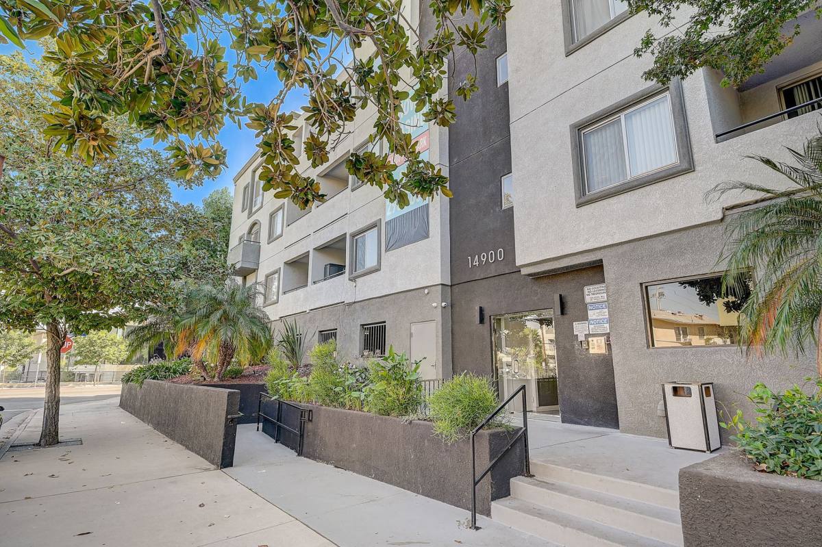Apartment for rent at 14900 Moorpark St, Sherman Oaks, CA 91403