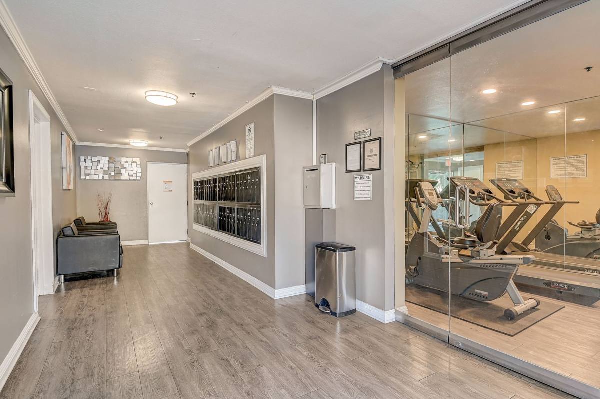 Apartment for rent at 14900 Moorpark St, Sherman Oaks, CA 91403