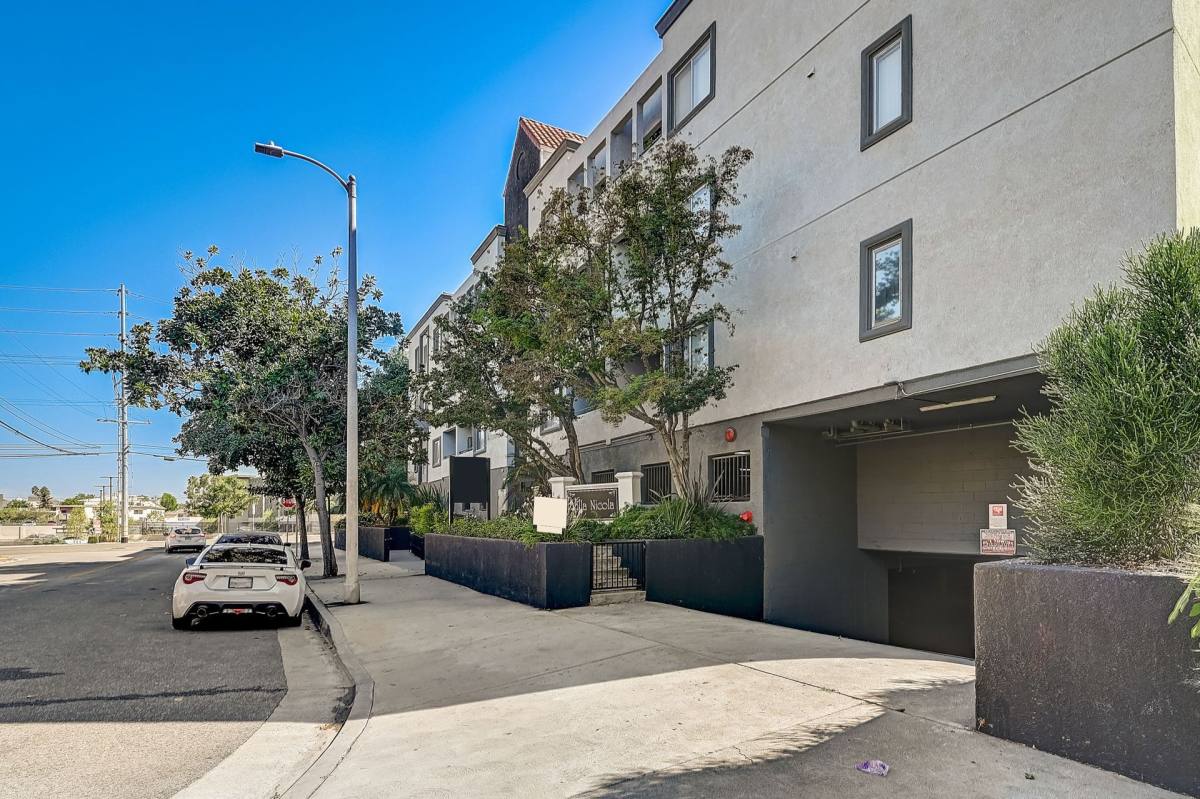 Apartment for rent at 14900 Moorpark St, Sherman Oaks, CA 91403