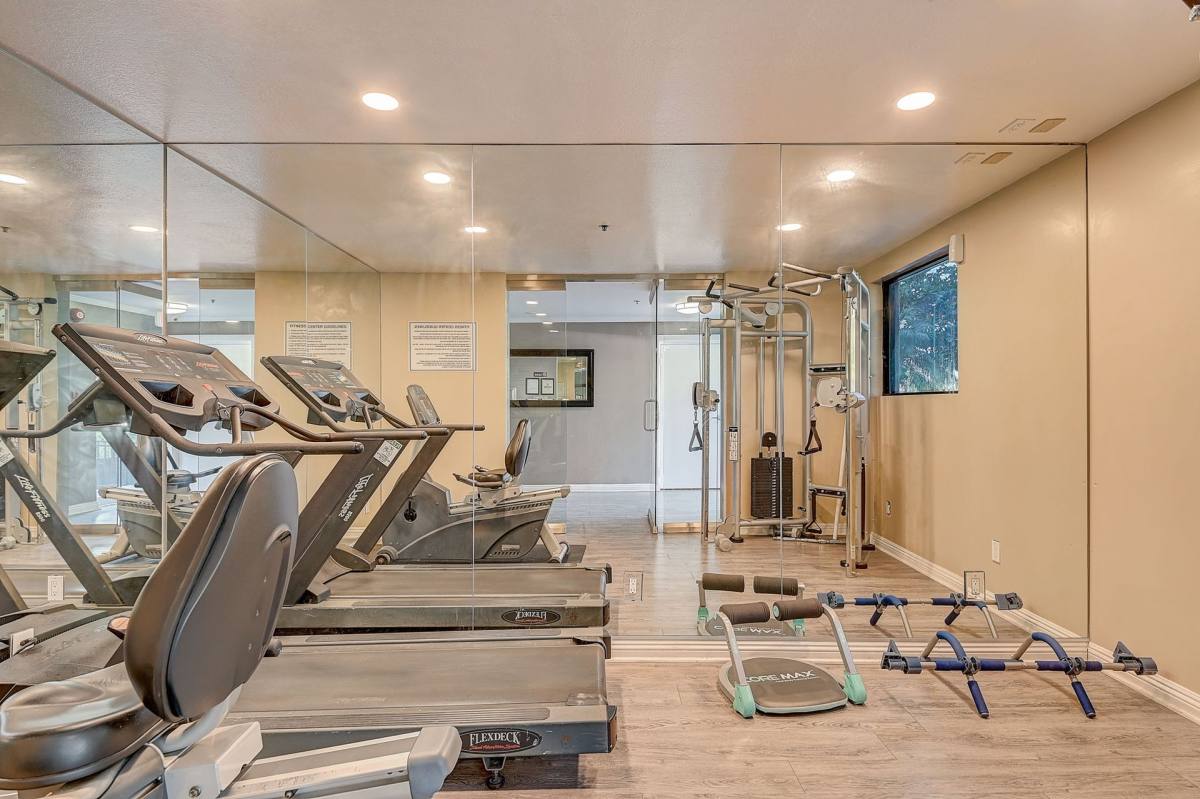 Apartment for rent at 14900 Moorpark St, Sherman Oaks, CA 91403