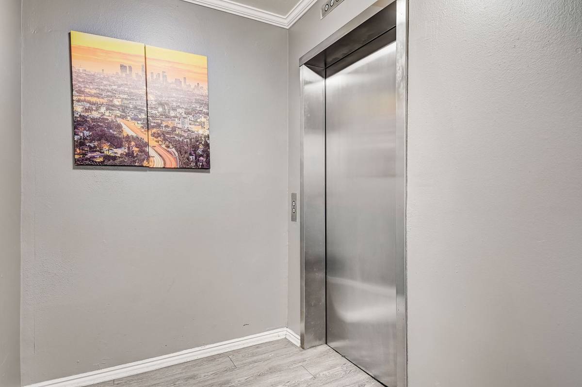 Apartment for rent at 14900 Moorpark St, Sherman Oaks, CA 91403