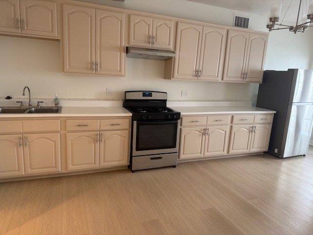 Apartment for rent at 2618 N Vermont Ave #PRIVATE Residence, Los Angeles, CA 90027