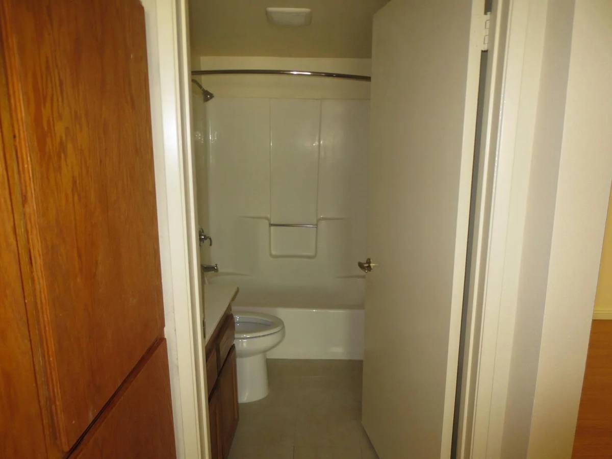 Apartment for rent at 10611 Moorpark St #202, North Hollywood, CA 91602