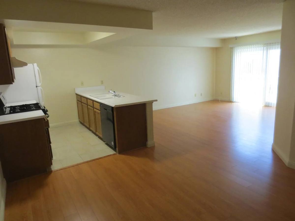 Apartment for rent at 10611 Moorpark St #202, North Hollywood, CA 91602
