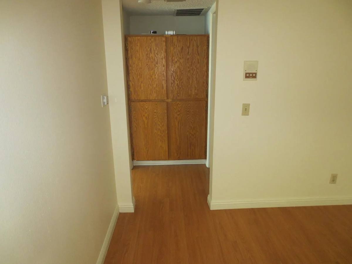 Apartment for rent at 10611 Moorpark St #202, North Hollywood, CA 91602