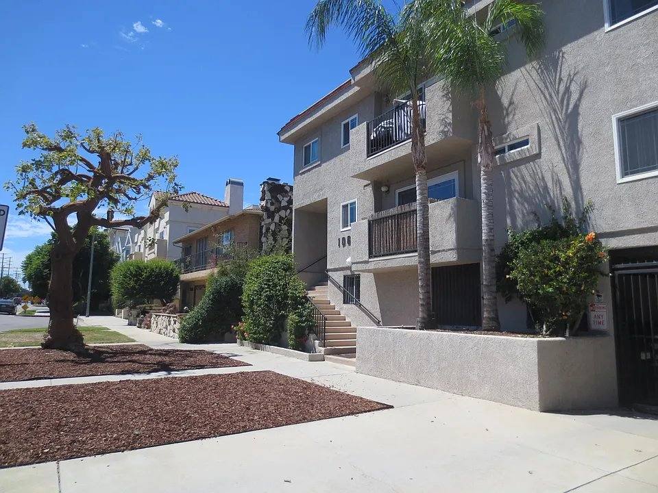 Apartment for rent at 10611 Moorpark St #202, North Hollywood, CA 91602