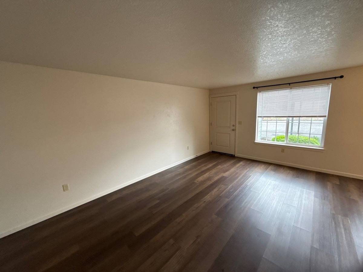 Apartment for rent at 915 Bryan Court, Silverton, OR 97381