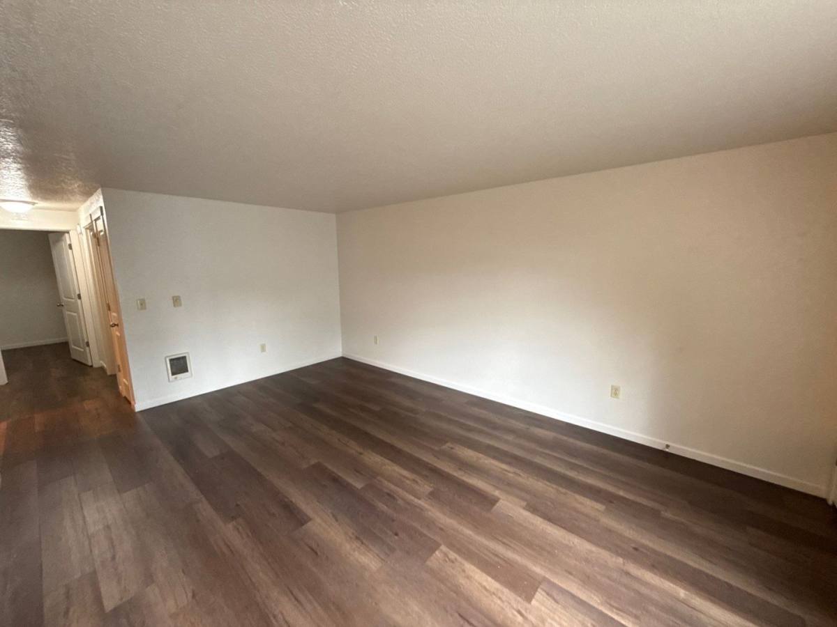Apartment for rent at 915 Bryan Court, Silverton, OR 97381