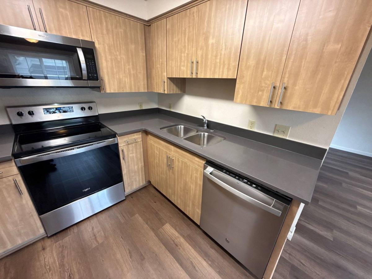 Apartment for rent at 915 Bryan Court, Silverton, OR 97381