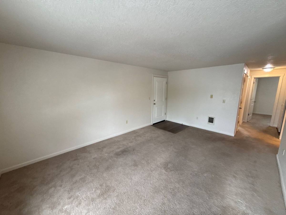 Apartment for rent at 905 Bryan Court, Silverton, OR 97381