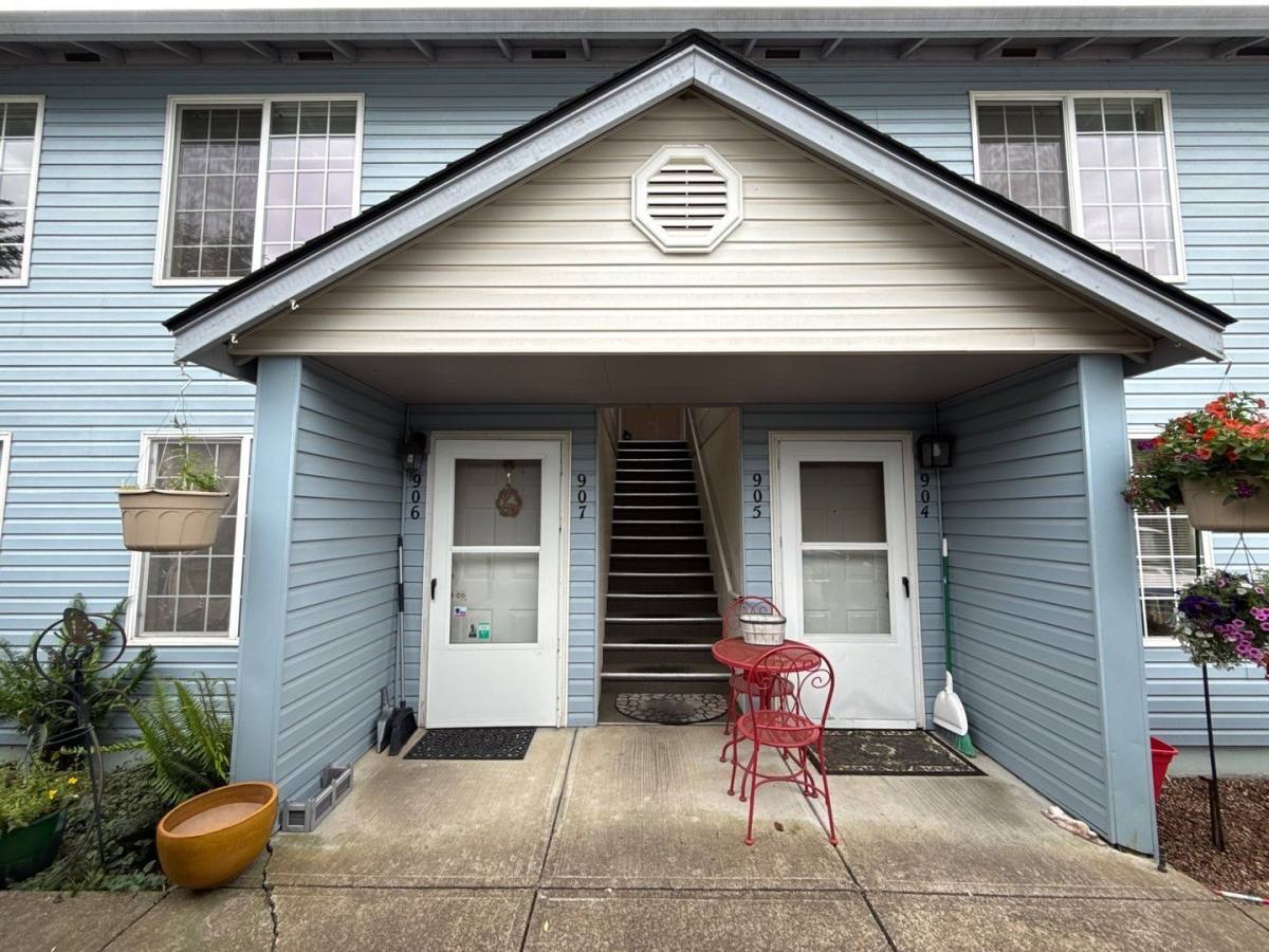 Apartment for rent at 905 Bryan Court, Silverton, OR 97381