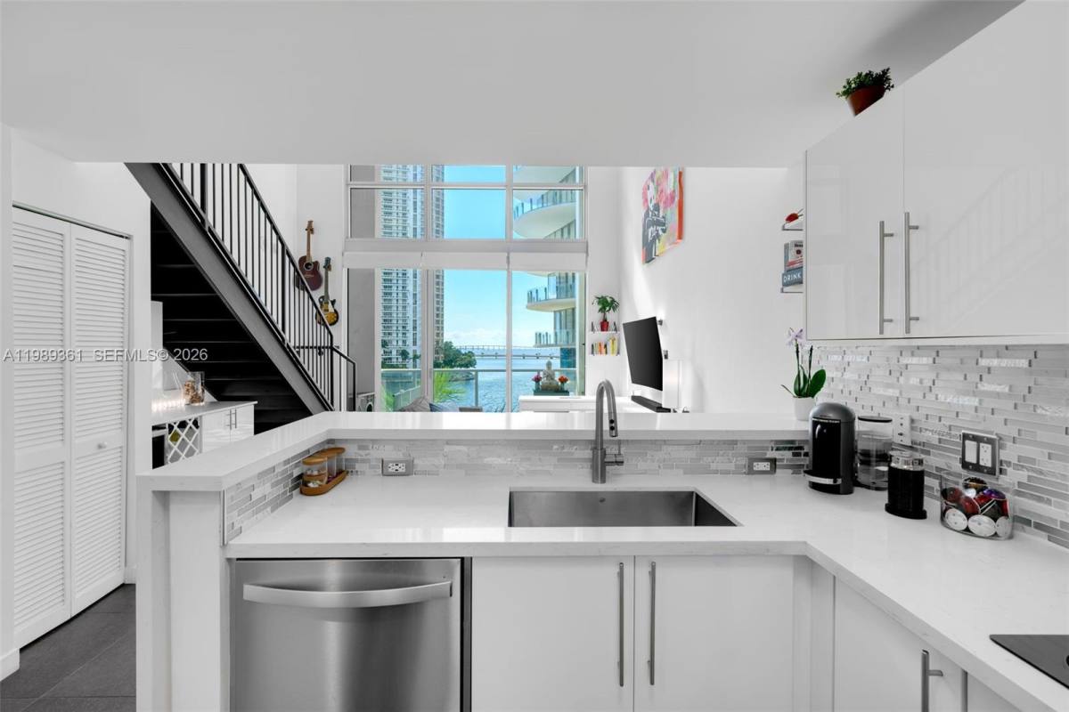 Apartment for rent at 300 S Biscayne Blvd #L-410, Miami, FL 33131