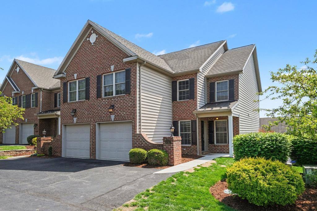 Townhouse for rent at 5050 Mendenhall Dr, Mechanicsburg, PA 17050
