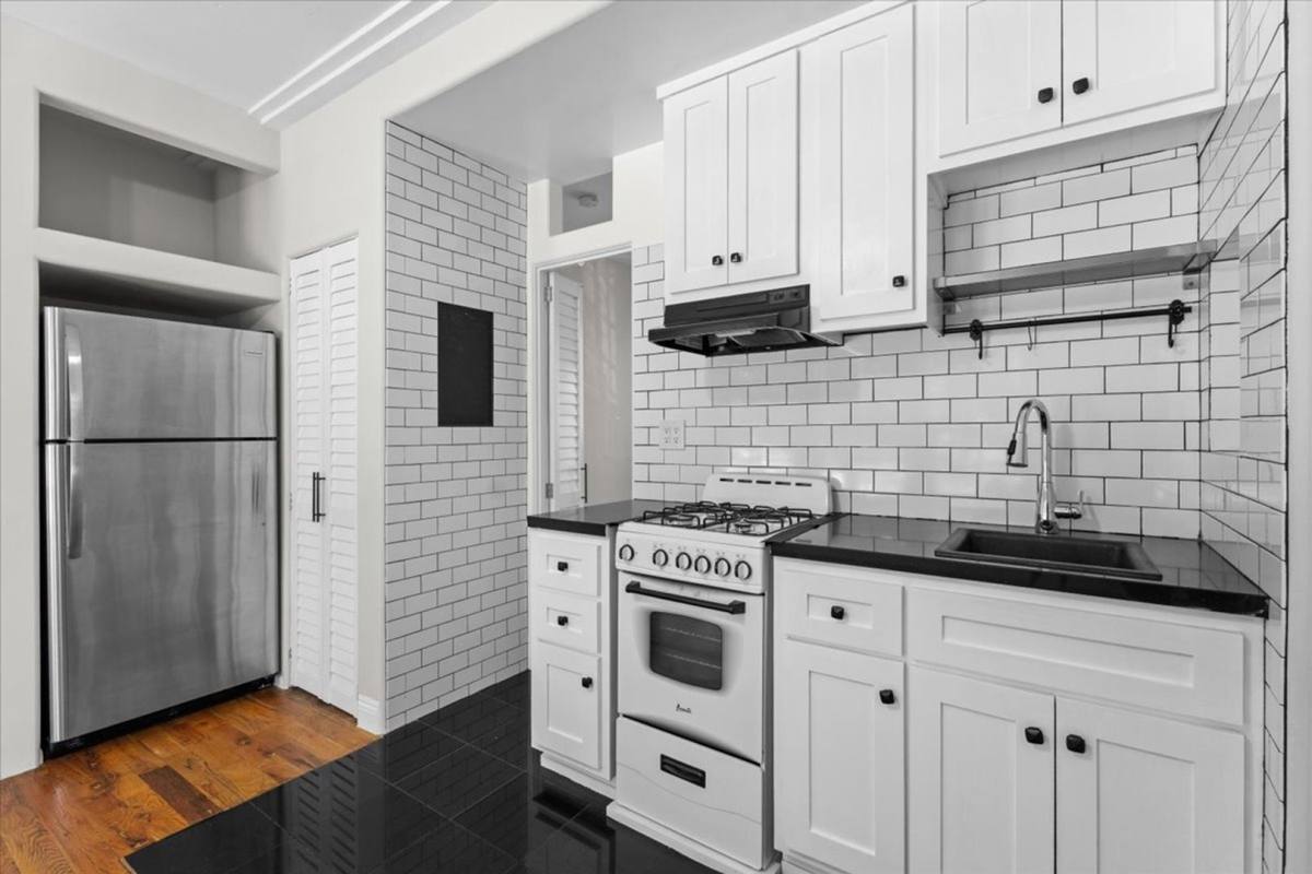 Apartment for rent at 1019 S Westmoreland Ave, Los Angeles, CA 90006
