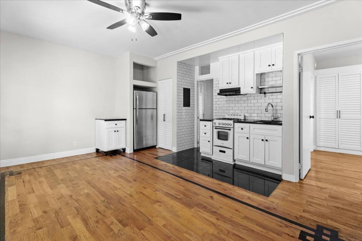 Apartment for rent at 1019 S Westmoreland Ave, Los Angeles, CA 90006