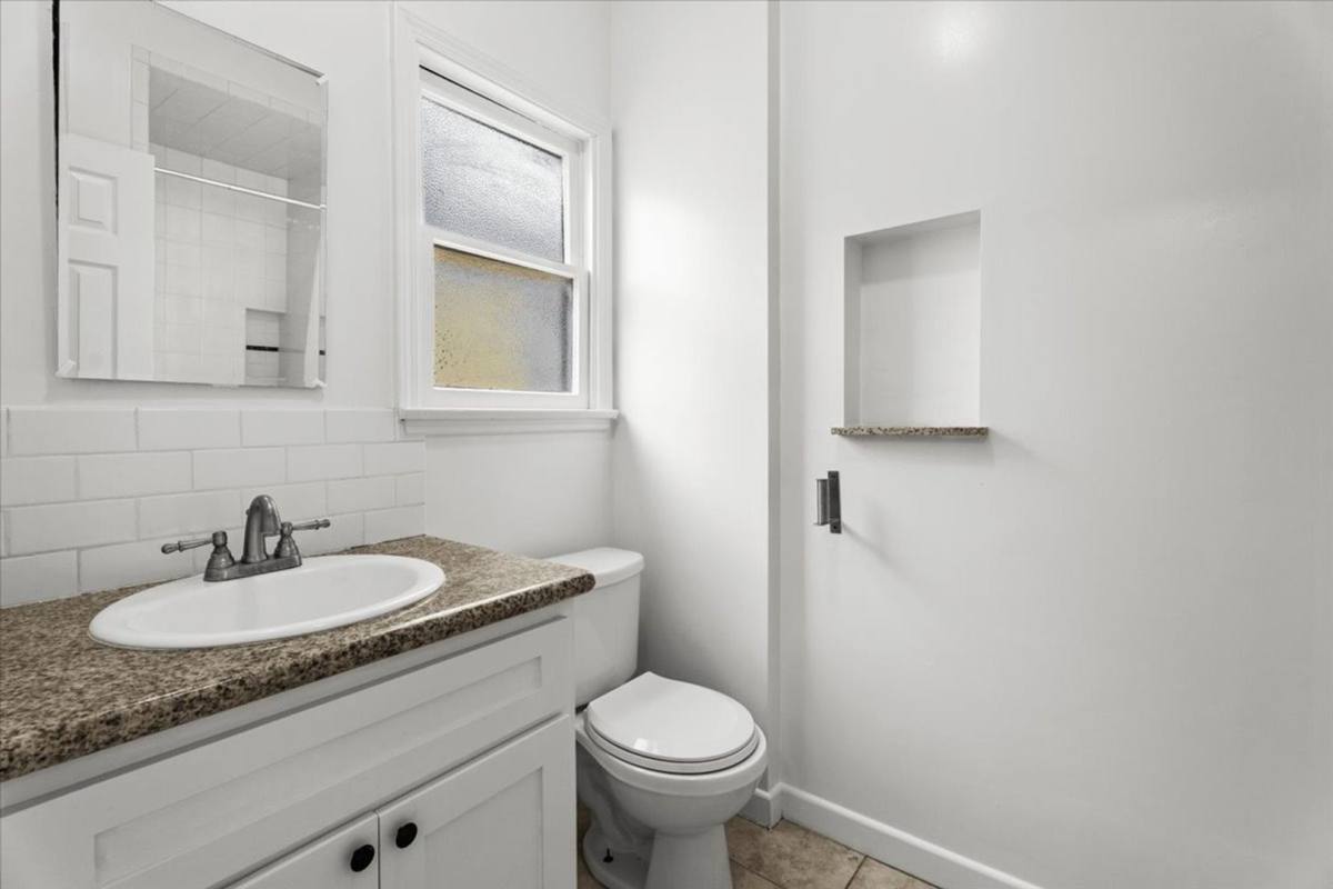 Apartment for rent at 1029 S Westmoreland Ave, Los Angeles, CA 90006