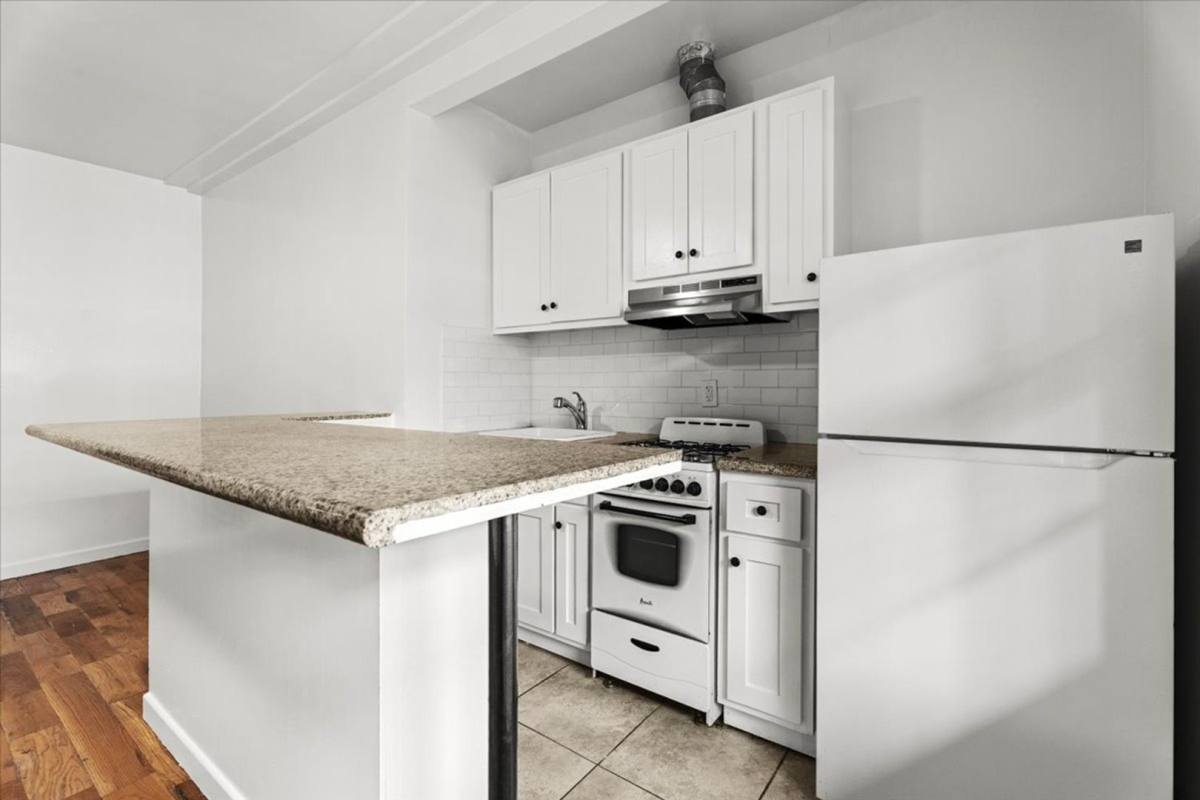 Apartment for rent at 1029 S Westmoreland Ave, Los Angeles, CA 90006