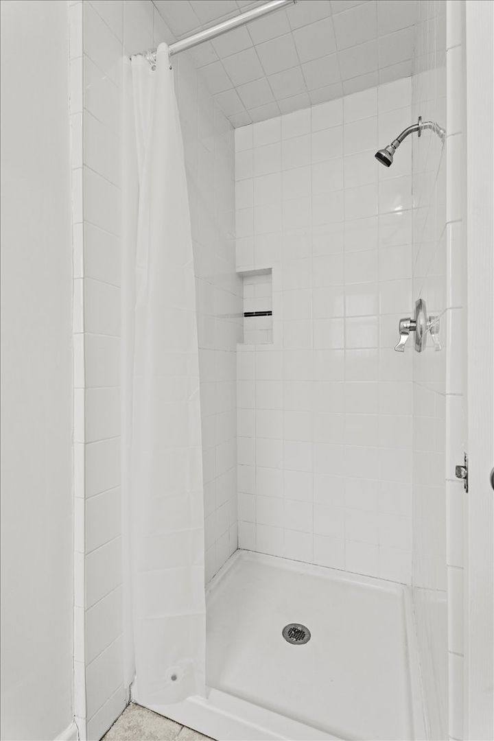 Apartment for rent at 1029 S Westmoreland Ave, Los Angeles, CA 90006