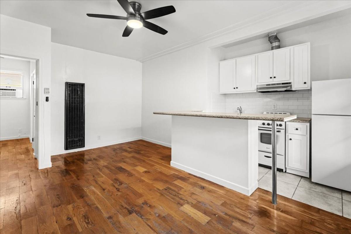 Apartment for rent at 1029 S Westmoreland Ave, Los Angeles, CA 90006