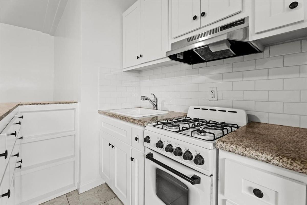 Apartment for rent at 1029 S Westmoreland Ave, Los Angeles, CA 90006