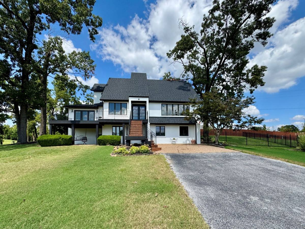 House for rent at 624 Horsebarn Rd, Rogers, AR 72758