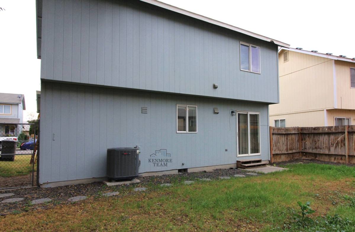 House for rent at 825 S Elm St, Kennewick, WA 99336