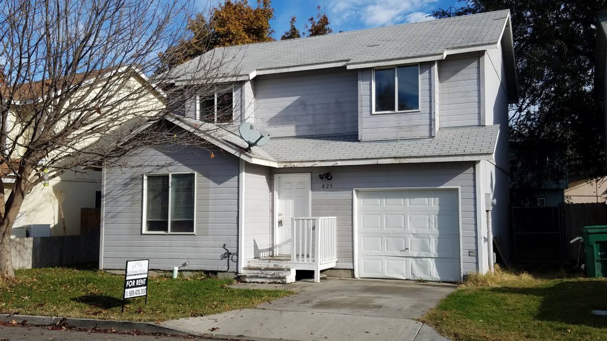 House for rent at 825 S Elm St, Kennewick, WA 99336