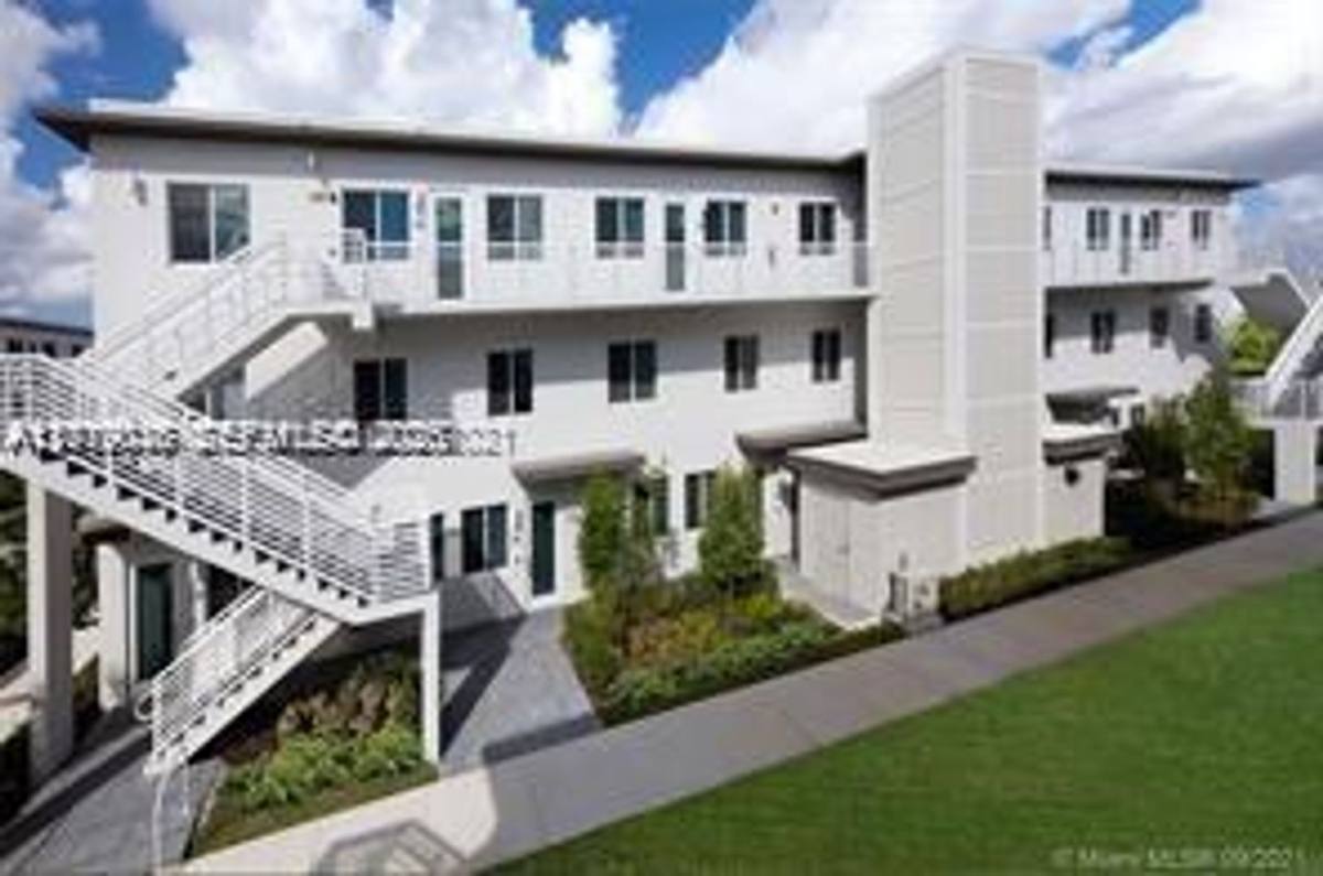 Townhouse for rent at 6450 NW 102 Path, Miami, FL 33178