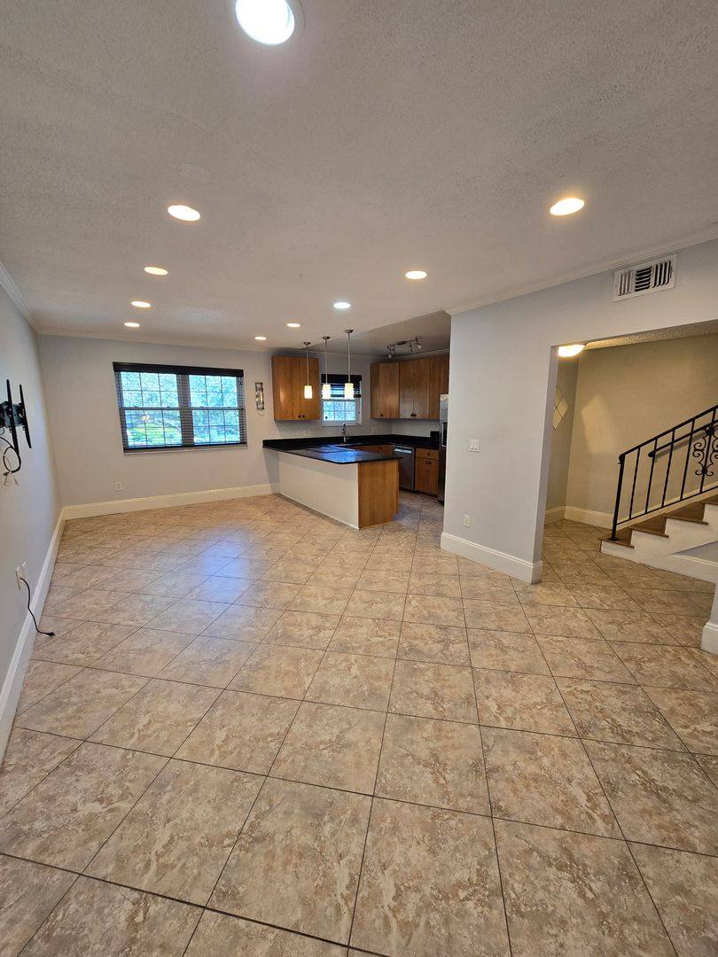 Townhouse for rent at 612 E Church St, Orlando, FL 32801