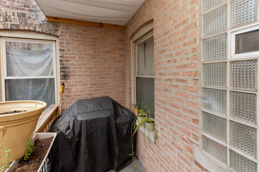 Apartment for rent at 900 W Gunnison St, Chicago, IL 60640
