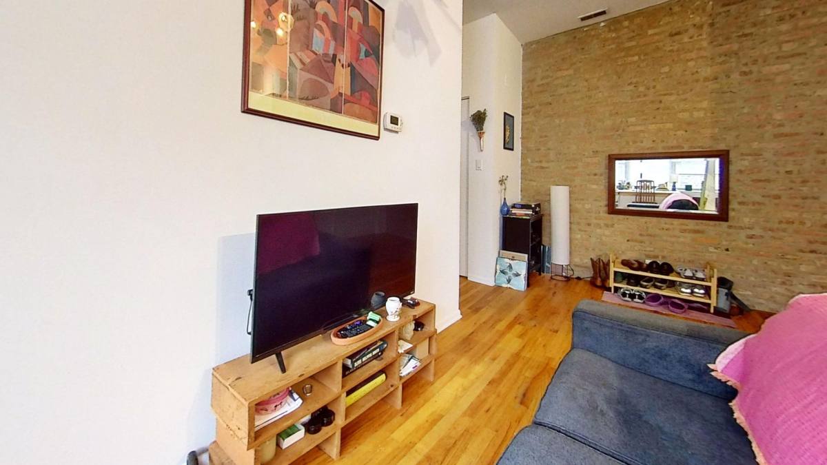 Apartment for rent at 900 W Gunnison St, Chicago, IL 60640