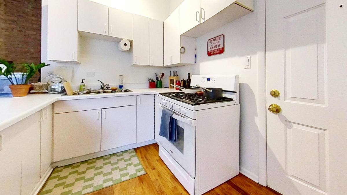 Apartment for rent at 900 W Gunnison St, Chicago, IL 60640