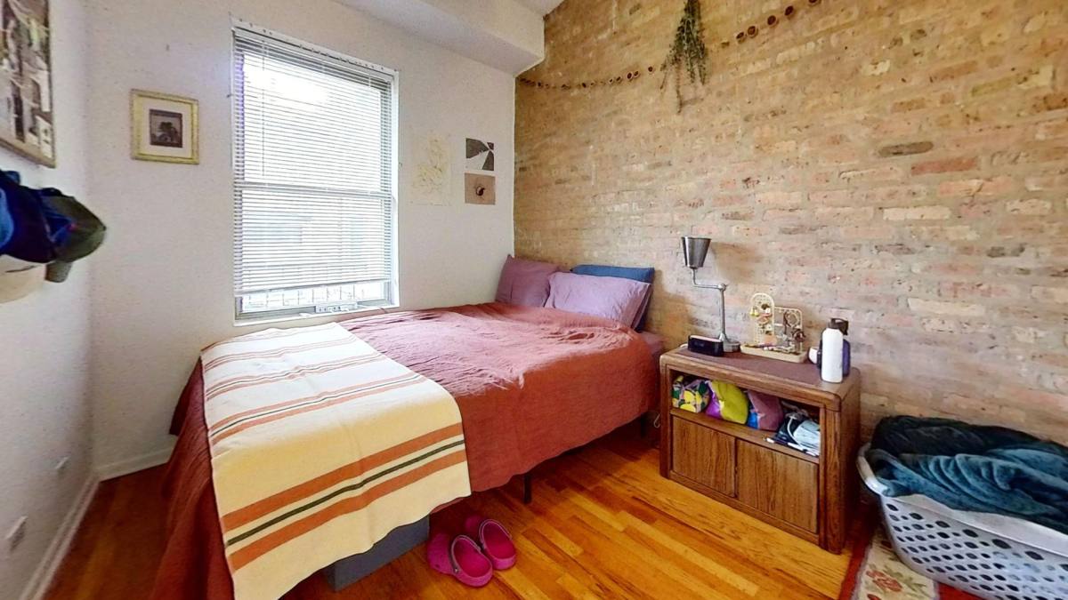 Apartment for rent at 900 W Gunnison St, Chicago, IL 60640