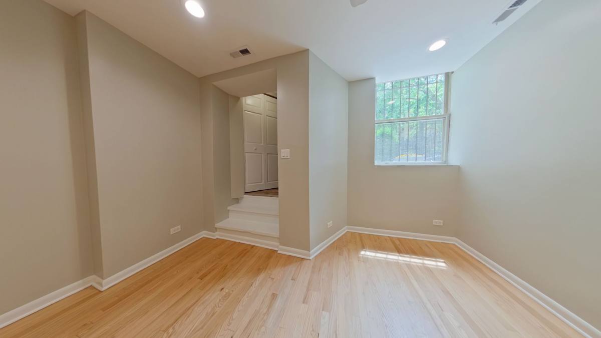 Apartment for rent at 900 W Gunnison St, Chicago, IL 60640